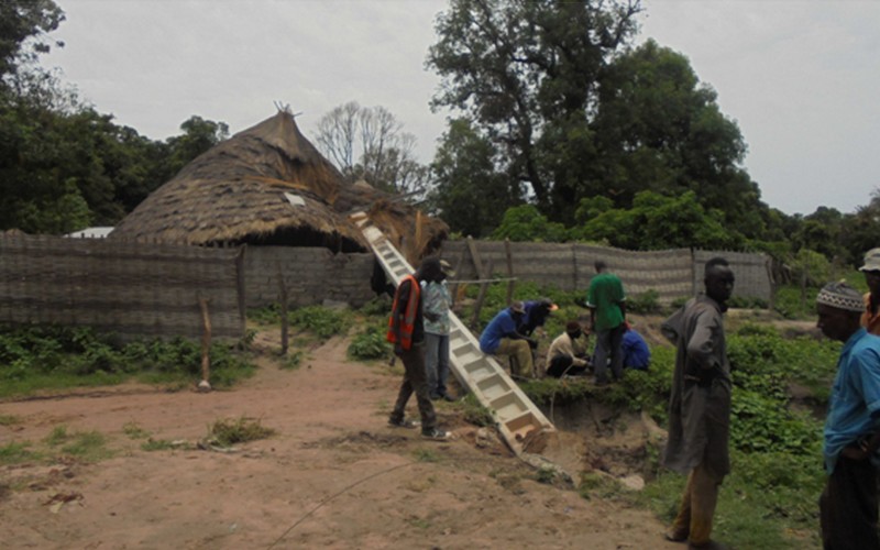 Conséquences des fortes pluies au Sénégal : Un poteau en béton de la SENELEC écrase une case à Médina El hadji