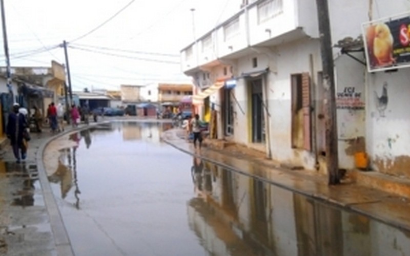 Saint-Louis (Sénégal) : Eaux usées et égouts dégoûtent Pikine 15 Mètres, les habitants bloquent la RN2