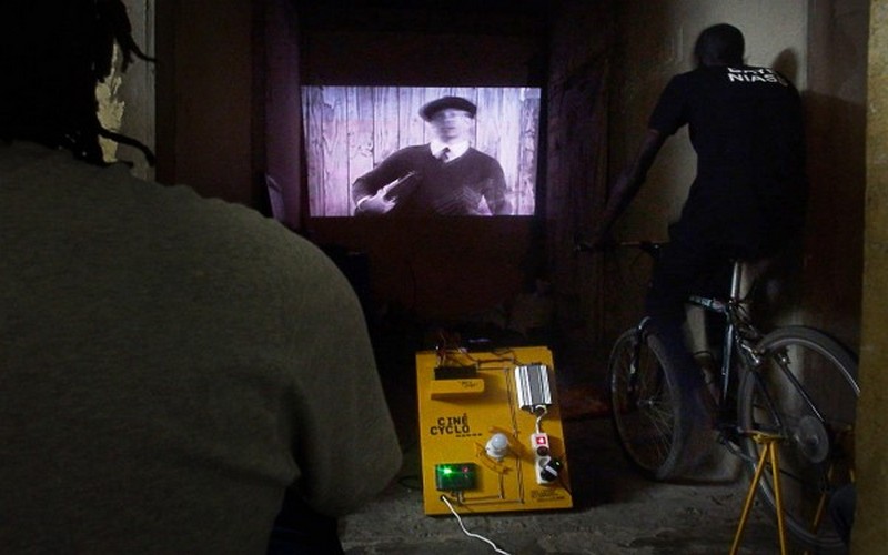 Cinécyclo apporte de l’innovation dans le secteur énergétique : regarder un film en pédalant un vélo
