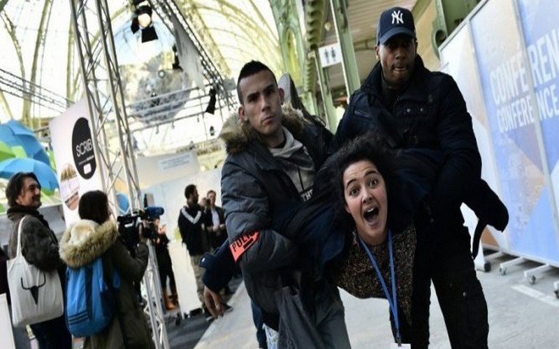 Grand Palais: L’exposition solutions COP21 a été perturbée par des manifestants