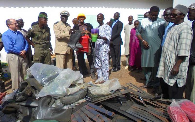 SENEGAL : L’IREF de Kolda offre du matériel de lutte contre les feux de brousse aux comités villageois