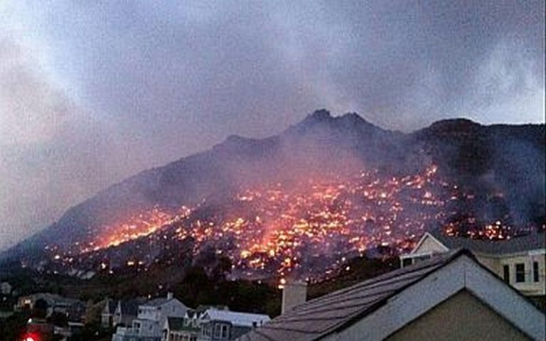 De graves incendies de forêts provoquent des évacuations en Afrique du Sud