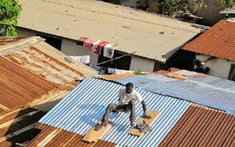 Quand Calvin Tiam transforme des déchets plastiques en toiture de maison