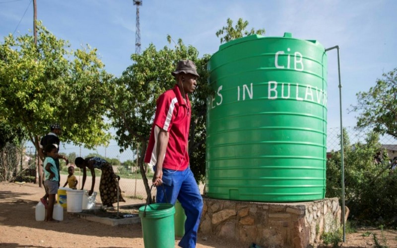 Hantés par la sécheresse, les zimbabwéens se livrent à la vente d’eau potable