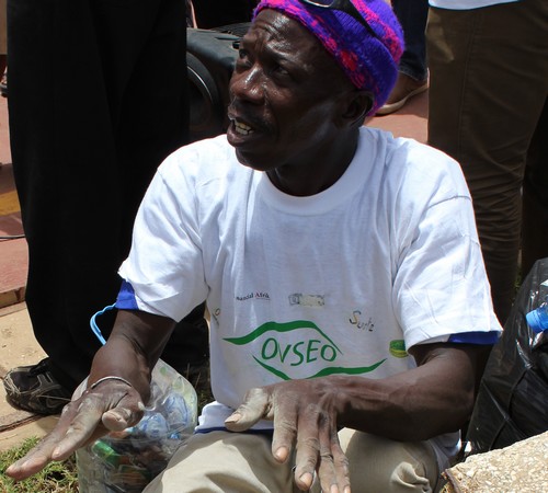 Eco-briques: Babacar Thiandoum se sert des déchets pour faire des briques écologiques 