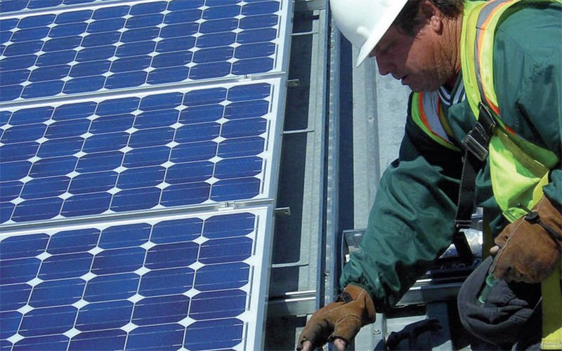 Selon l’IRENA, entre 2012 et 2016, le nombre d’employés travaillant dans le secteur des énergies renouvelables a augmenté de 2,8 millions