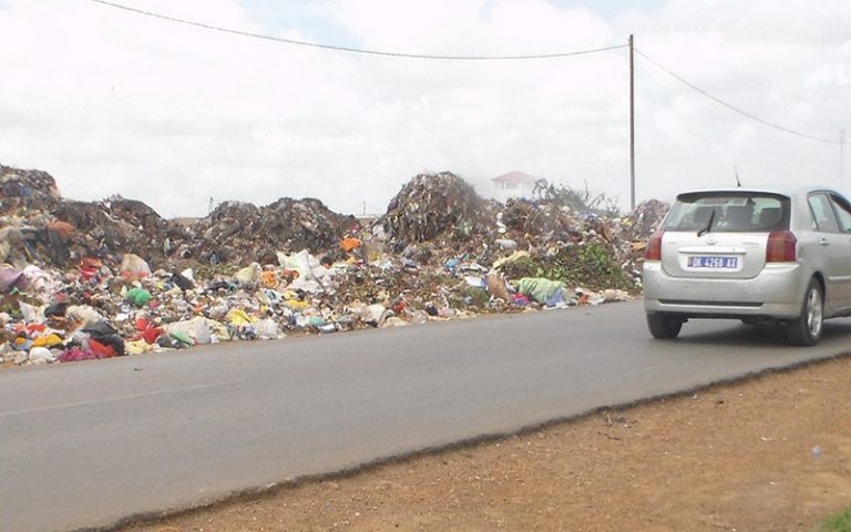 Insolite : Sénégal-Quand la mairie de Thiès déverse ses ordures sur la voie publique !