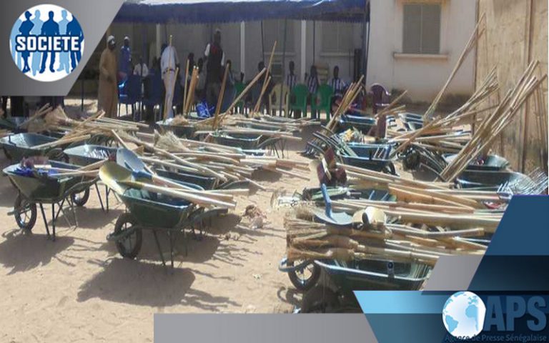 Magal de Touba (Sénagal):  Mame Thierno Dieng en charge de l&rsquo;environnement octroie du matériel de nettoiement