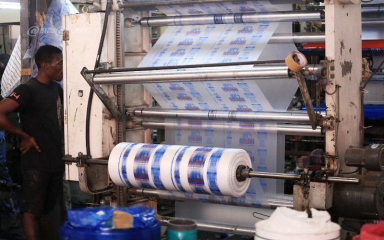 Interdiction des sachets plastiques : Caroline Daymon dénonce « une concurrence déloyale » en Côte d’Ivoire