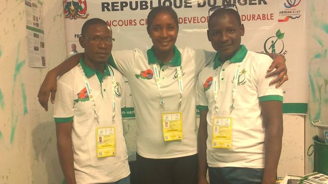 Niger : des étudiants fabriquent un « charbon vert » à base de résidus végétaux