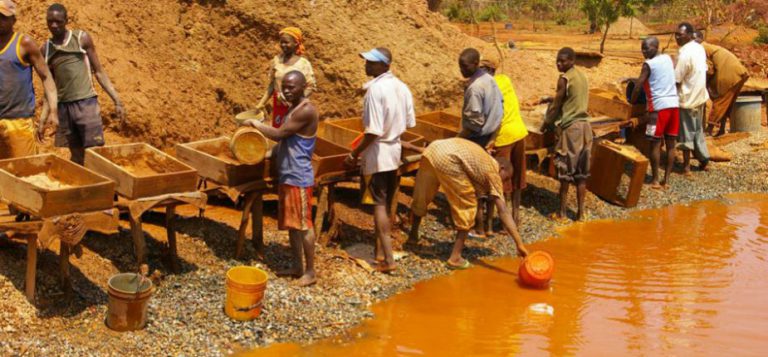 Cameroun : la non réhabilitation des sites miniers béants abandonnés engendre 43 morts en 2017