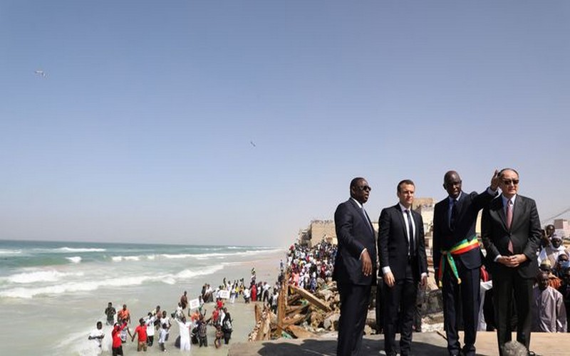 Macron à Saint-Louis du Sénégal promet de l’aide contre l’érosion