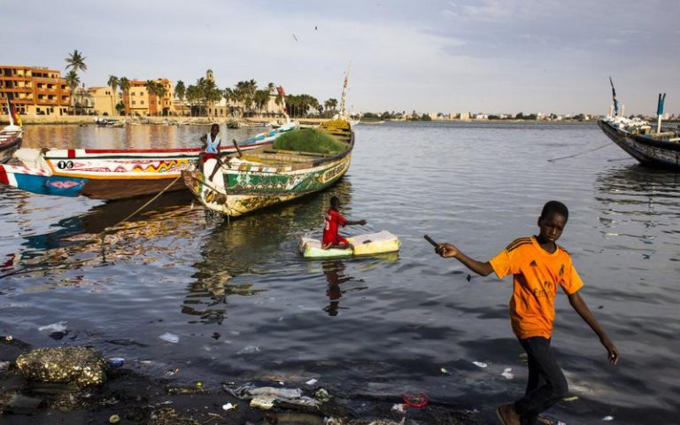 Au Sénégal, Emmanuel Macron s’attaque à la question climatique