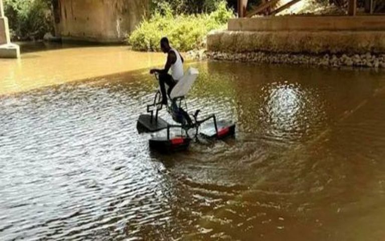 Innovation : un vélo aquatique pour accompagner les élèves au Ghana