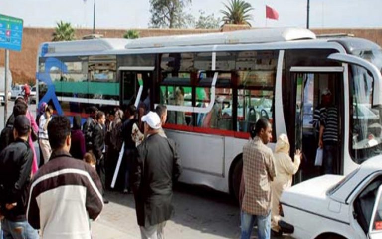 Quand la Gendarmerie Royale marocaine nettoie les arrêts du bus
