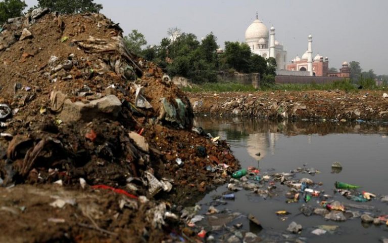 Le pays hôte de la JME, submergé par la pollution des déchets plastiques
