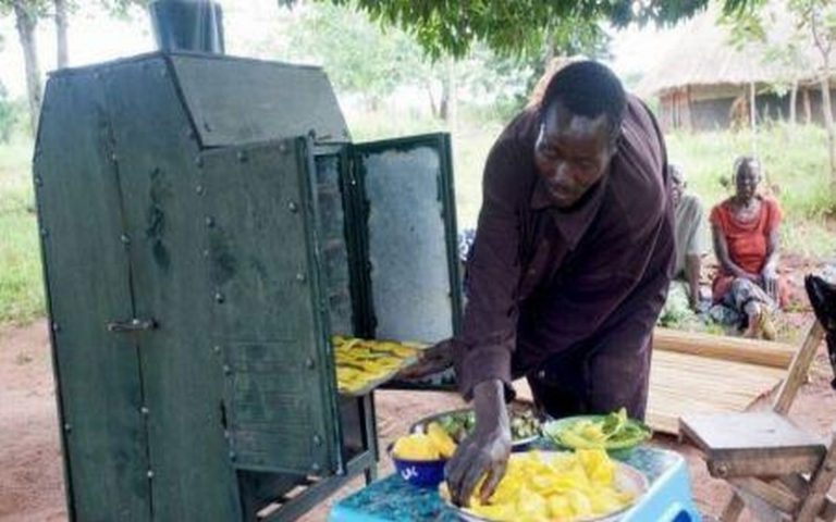 Un appareil pour déshydrater et conserver les récoltes en Ouganda