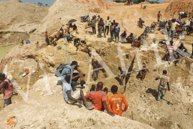 Déperdition scolaire au Cameroun : Les enfants travaillent dans les chantiers d’or