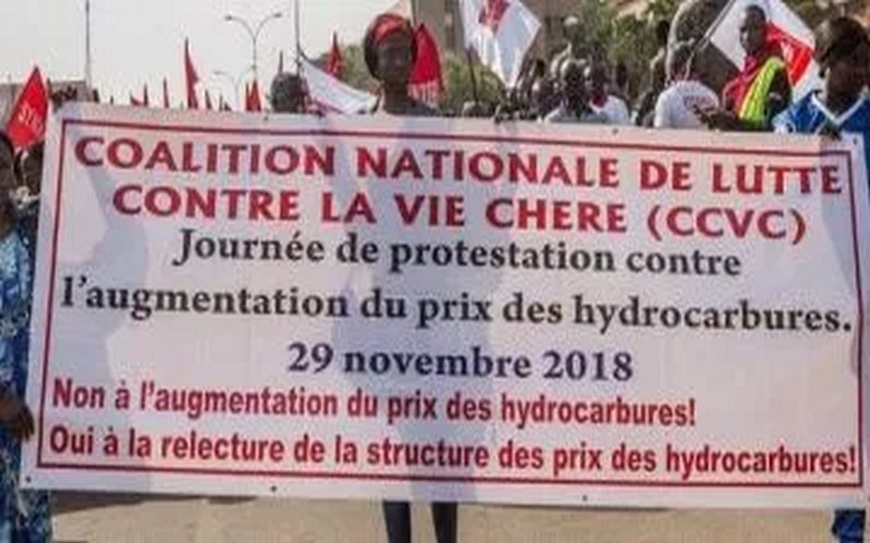 Les Burkinabés divisés sur la baisse du prix du carburant