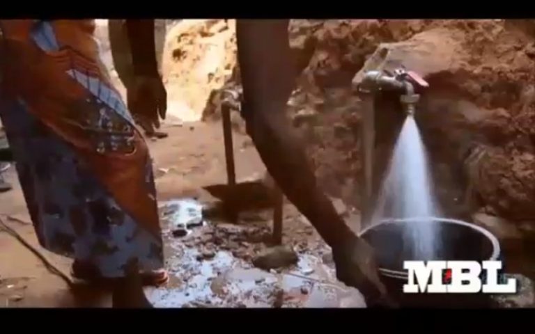 RDC-accès à l’eau et à l’électricité : Modeste Bahati Lukwebo au chevet des populations