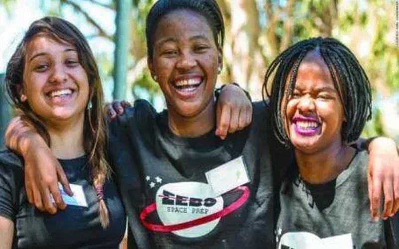 Quatre lycéennes sud-africaines parmi les conceptrices d’un satellite
