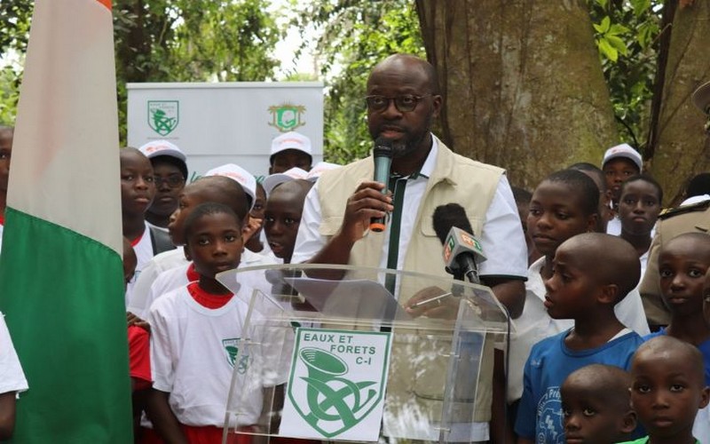 Côte d’Ivoire : Alain Donwahi sensibilise les élèves au planting des arbres