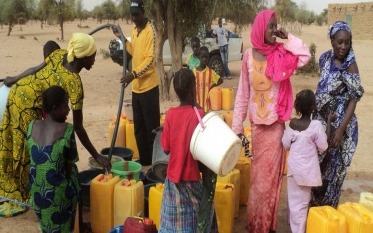 En Afrique, il s’abreuve de la vie grâce à l’eau potable