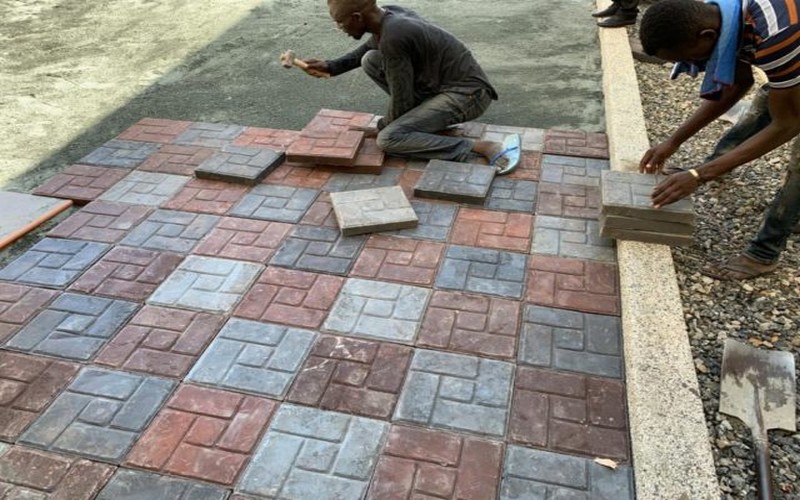 Innovation : du plastique recyclé pour construire des routes au Ghana