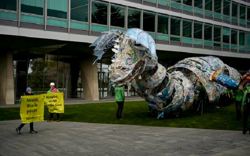 Kenya : un monstre en plastique envoyé à l’usine de Nestlé