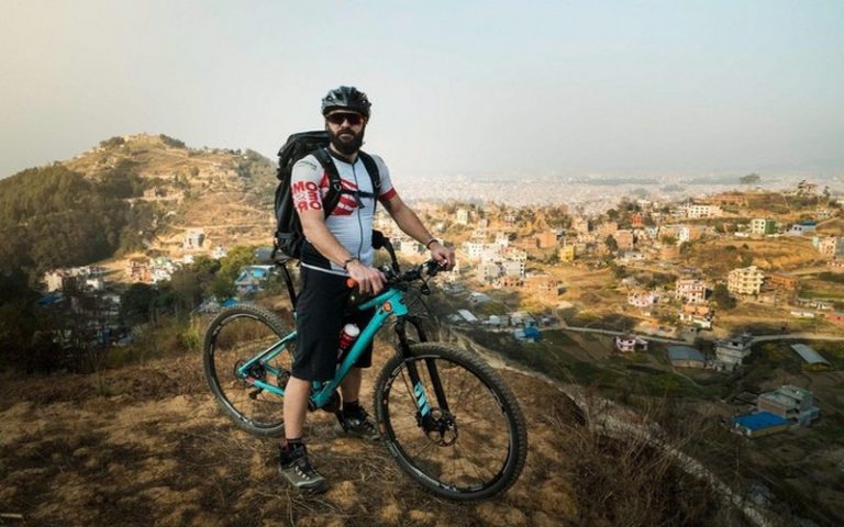 Lutte contre la désertification : Steven Le Hyaric rallie Paris à Dakar à vélo