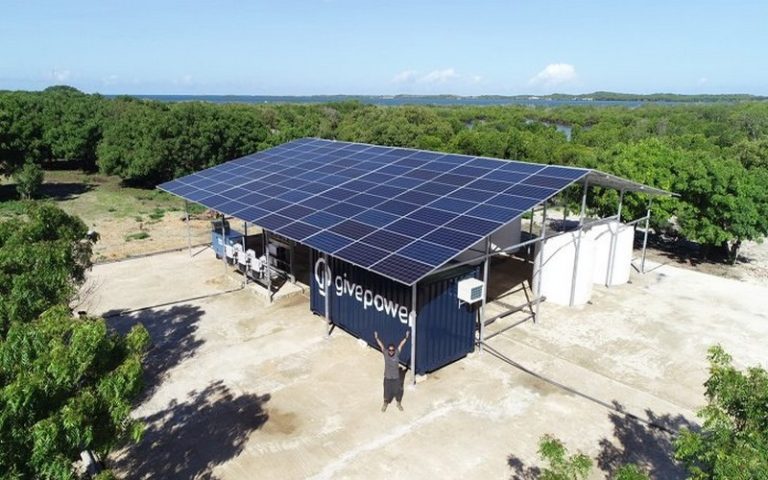 La première centrale solaire installée au Kenya transforme l’eau de mer en eau potable