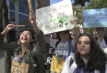 « Nous sommes là pour faire pression sur les politiques », scandent les marcheurs pour le climat