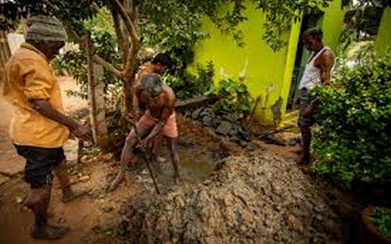 L’horreur des conditions de travail de millions d’agents d’assainissement dans les pays en développement révélées par un nouveau rapport