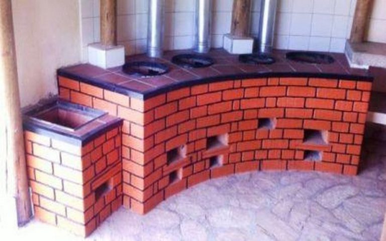 Cuisine écologique : en Ouganda, Ivan Bugembe fabrique des fours en briques de terre