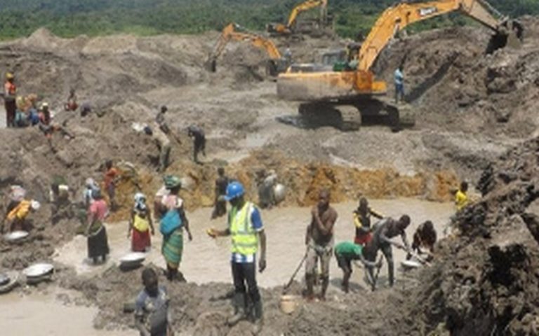 Scandale à l’Est-Cameroun : comment des élites aident les chinois à piller l’or