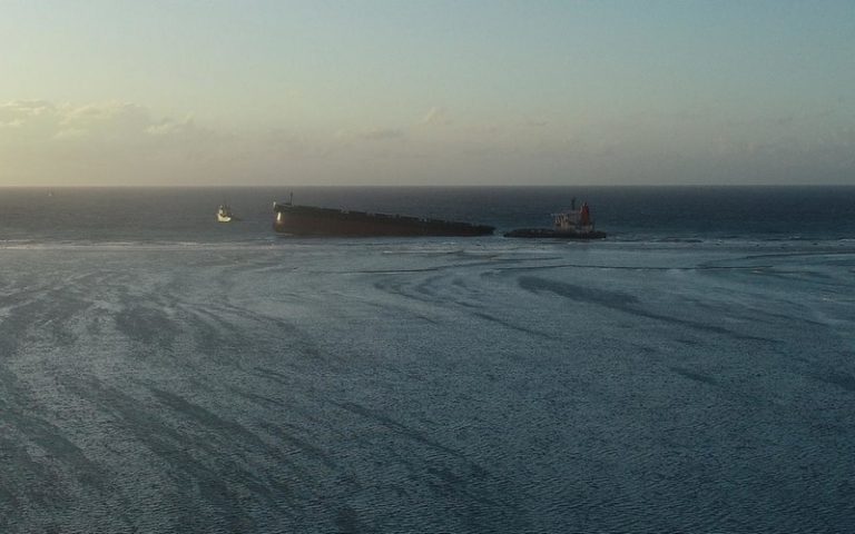 En visite à l’Île Maurice, Sébastien Lecornu annonce « au moins dix mois de travail » contre la marée noire