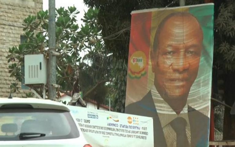 Exploitation de la bauxite en Guinée : le président Alpha Condé traîné en justice en France