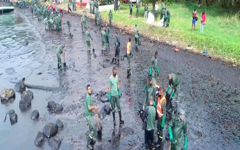 Ile Maurice : des habitants se mobilisent pour protéger la côte face à la menace de marée noire