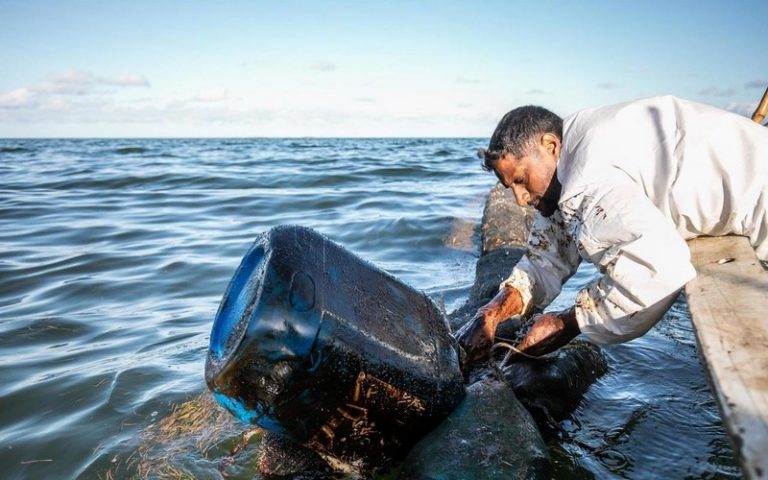 Les réservoirs sont désormais vides mais la lutte continue, rassurent les autorités à propos de la marée noire à en Île Maurice
