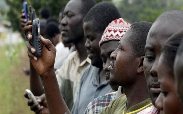 Une initiative du FIDA pour transmettre des conseils agricoles sur téléphone mobile aux petits exploitants