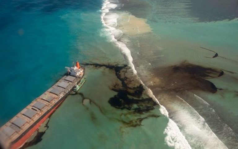 Une marée noire menace l’Île Maurice