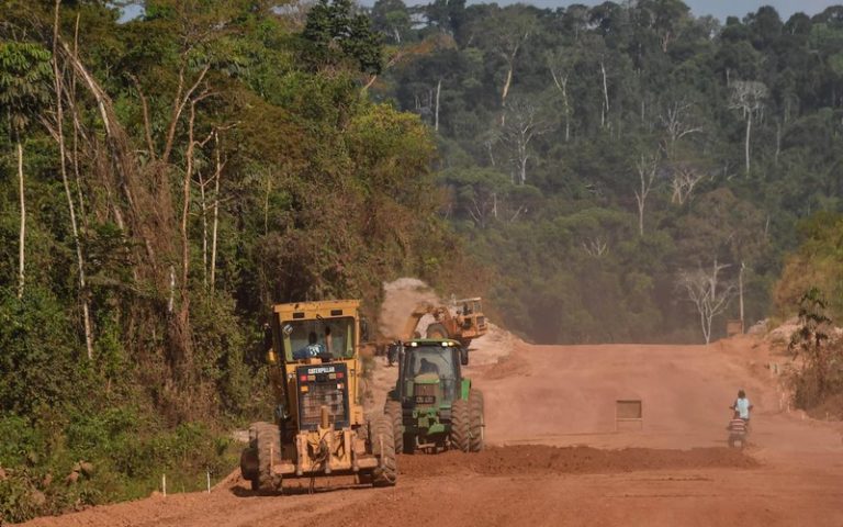L&rsquo;exploitation minière favorise la déforestation qui menace les terres autochtones au Brésil