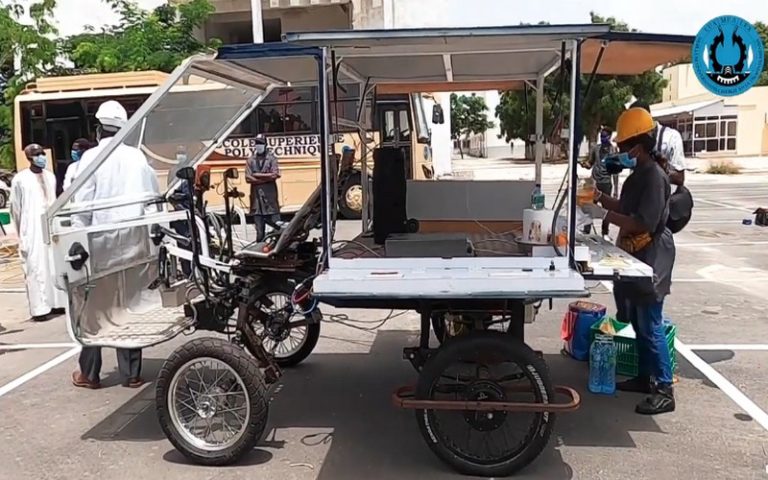 Un véhicule solaire fournissant de l’électricité conçu par un Sénégalais