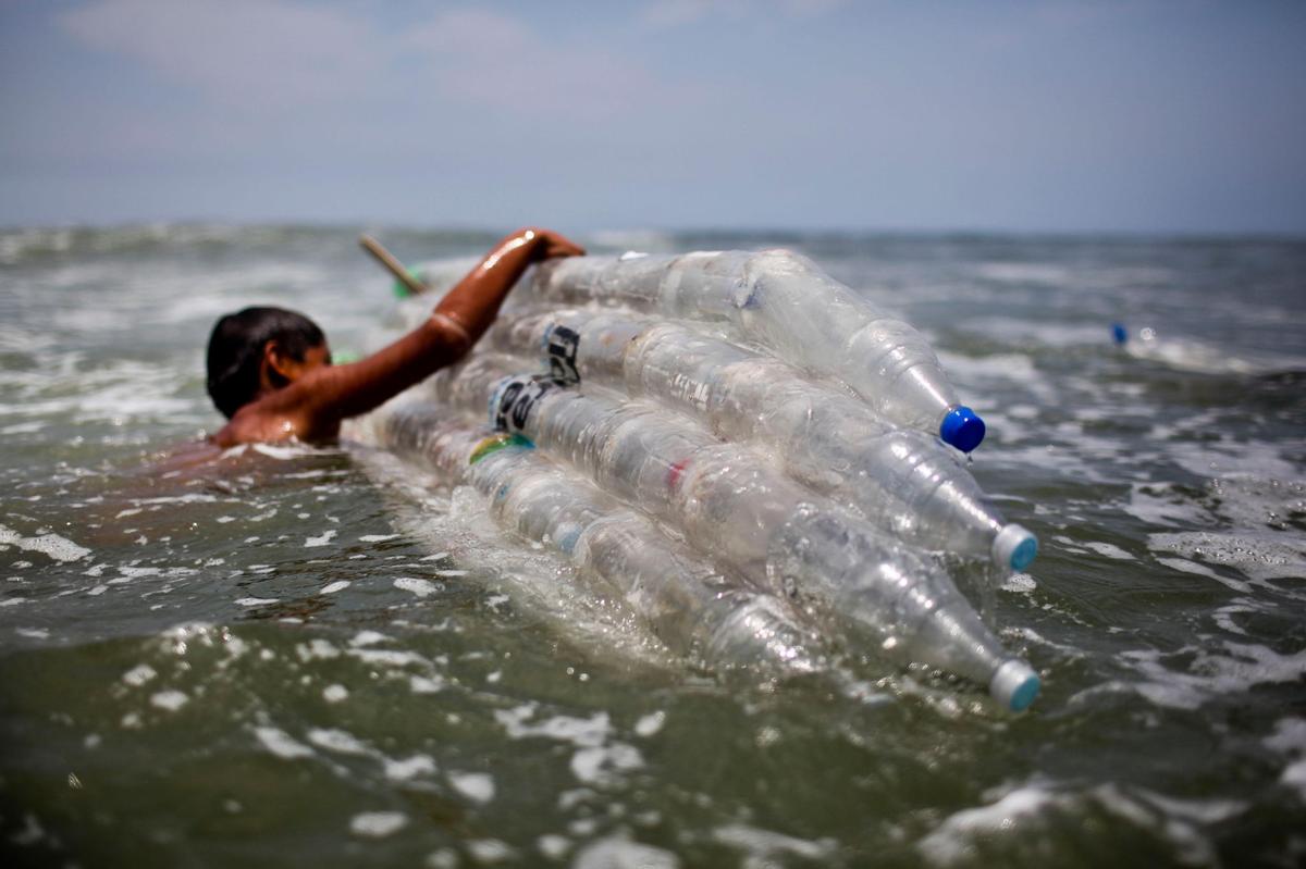 Près de 230 000 tonnes de déchets plastiques finissent chaque année dans la Méditerranée
