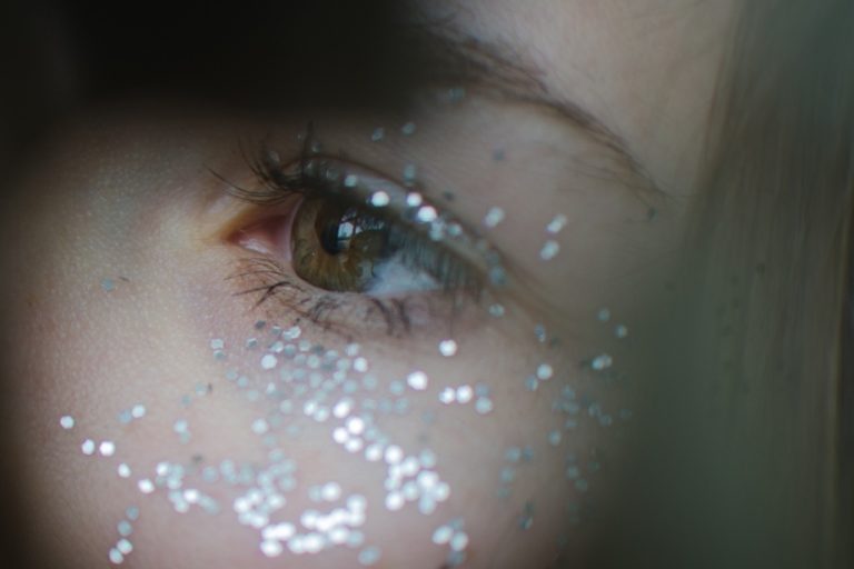 Faut-il interdire les paillettes ?
