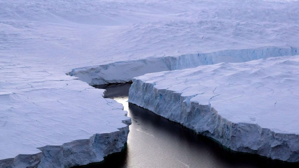 Le plus grand iceberg du monde risque d’entrer en collision avec une île, la biodiversité menacée