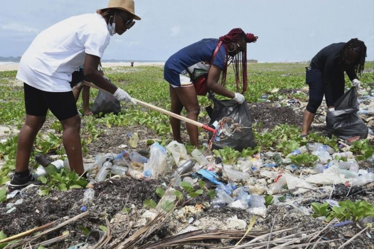 NIGERIA: Nettoyage de la plus grande plage de Lagos