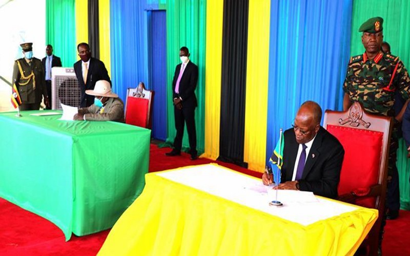 Un accord pour la construction de 1440 km de pipeline destiné à acheminer du pétrole paraphé entre l’Ouganda et la Tanzanie