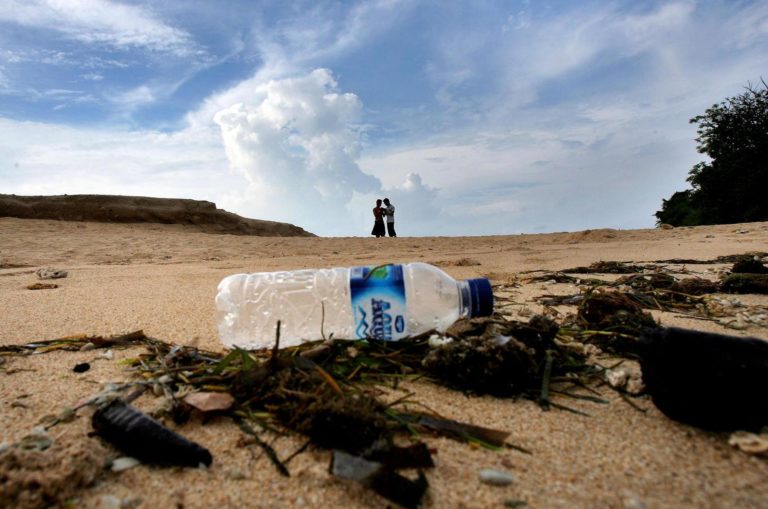 INDONÉSIE: Elles s’attaquent à l’invasion du plastique, brique après brique