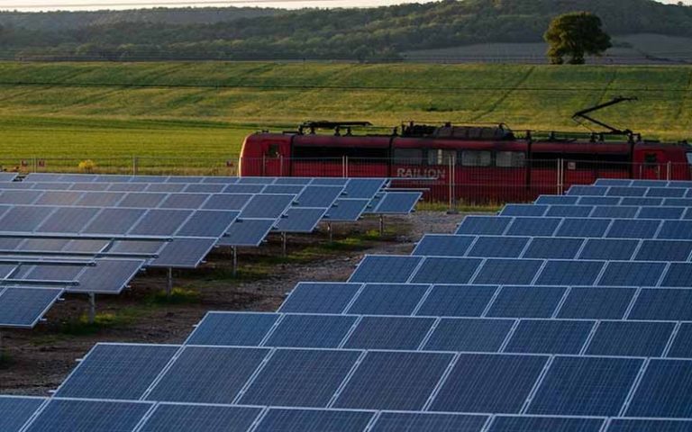 Energies : Le pic des combustibles fossiles atteint, les énergies renouvelables émergent